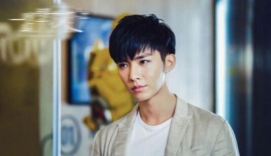 炎亚纶劈腿是怎么回事 生日会现场落泪感恩粉丝的陪伴