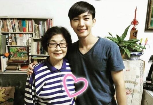 炎亚纶劈腿是怎么回事 生日会现场落泪感恩粉丝的陪伴