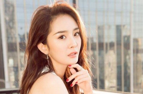 杨幂为什么不参加唐嫣的婚礼 为抢角色二人关系破裂