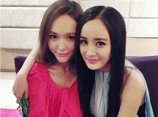 杨幂为什么不参加唐嫣的婚礼 为抢角色二人关系破裂