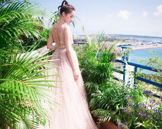 关晓彤在戛纳表现如何 国民闺女究竟在国外有多火?