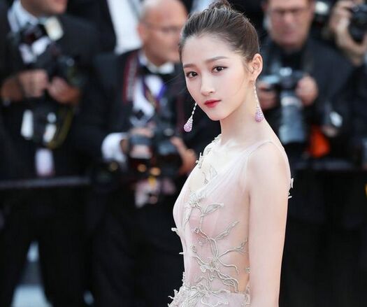 关晓彤在戛纳表现如何 国民闺女究竟在国外有多火?