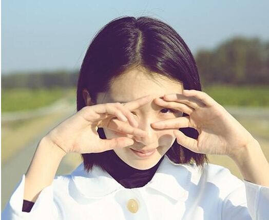 周冬雨为什么会红 家世背景遭扒早年丧父母亲改嫁继父将其养大