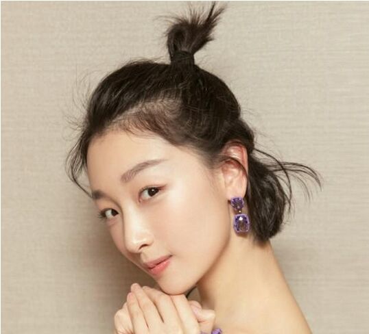 周冬雨为什么会红 家世背景遭扒早年丧父母亲改嫁继父将其养大