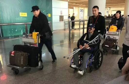 吴京坐轮椅现身疑拍电影旧伤复发 与老婆谢楠情史感人