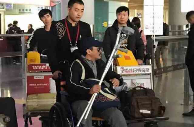 吴京坐轮椅现身疑拍电影旧伤复发 与老婆谢楠情史感人