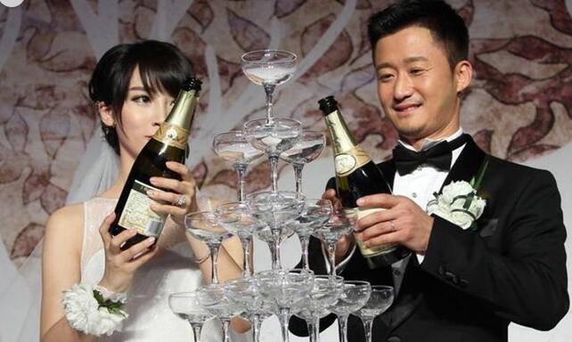 吴京坐轮椅现身疑拍电影旧伤复发 与老婆谢楠情史感人