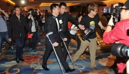 吴京坐轮椅现身疑拍电影旧伤复发 与老婆谢楠情史感人