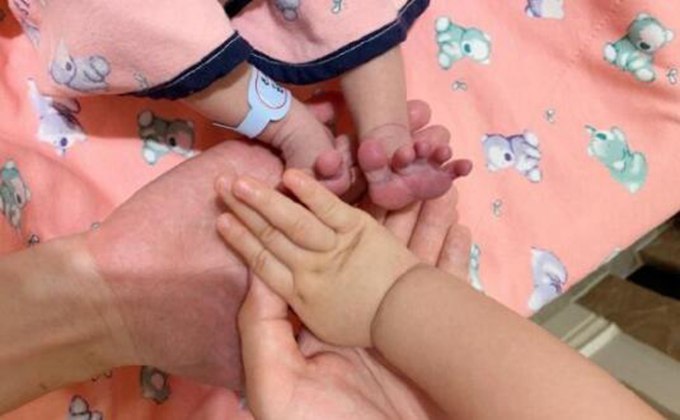 福原爱二胎生子凑成好字 江宏杰儿女双全晒儿子脚丫照