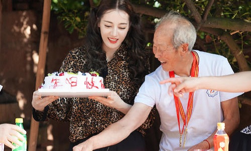 迪丽热巴豹纹造型