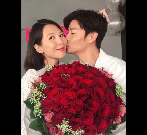 蔡少芬挺孕肚捧玫瑰花