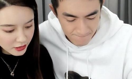近日林更新张大奕直播两人互动十分的亲密