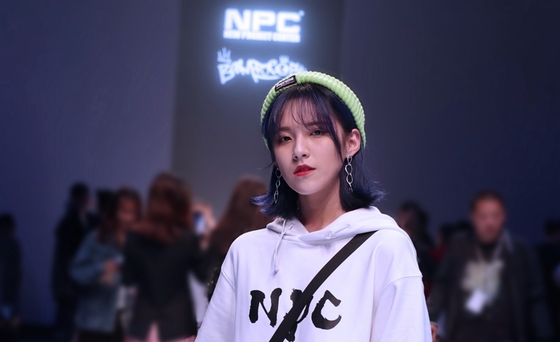 王木男上海时装周专注看秀现场图片3