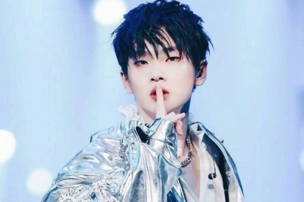 周震南直播选址很稀奇 厕所搞吃播的明星他还是第一人哦