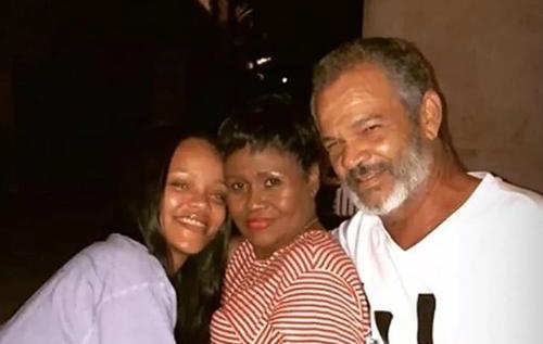 蕾哈娜父亲确诊新冠