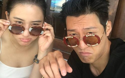 窦骁深夜晒与何超莲合照