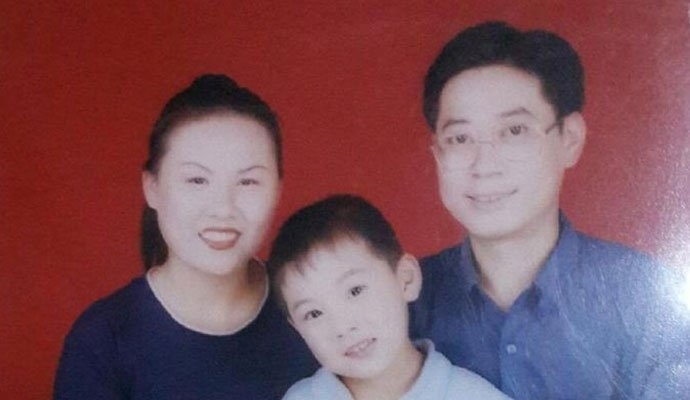 何泽远童年与父母合照