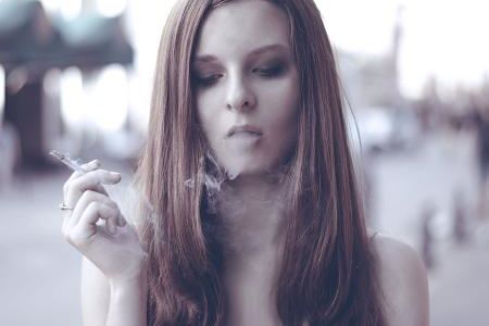 女人吸烟