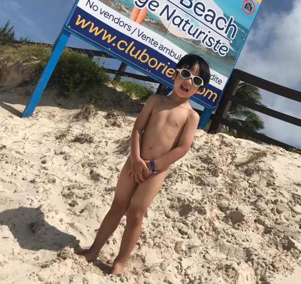 吴尊到全裸海滩度假 和儿子大胆玩"全裸"